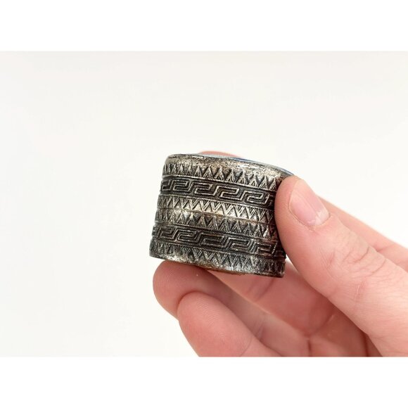 Japanense Handmade Blue Ceramic Floral Painted Oval Trinket | jewelry | Ring Box - Picture 4 of 15